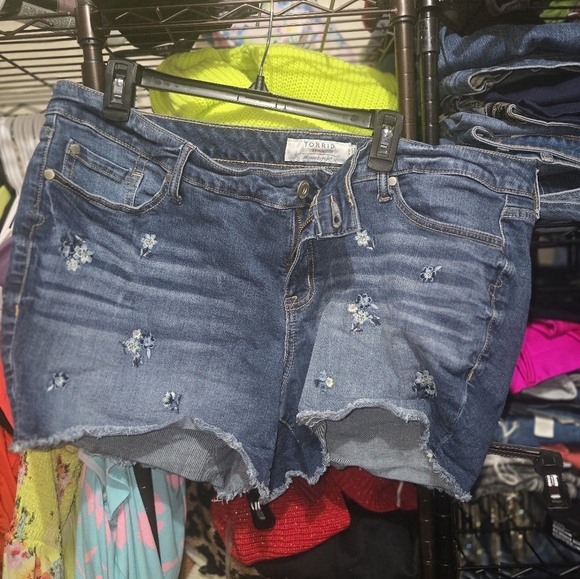 Torrid 20 Floral Embroidered Shorts - Picture 2 of 4